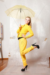 Berlin  Deutschland  junges Maedchen posiert mit einem Regenschirm
