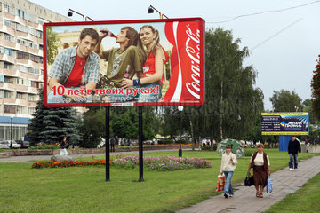 Gomel  Weissrussland  Coca-Cola-Reklame in einem Wohngebiet