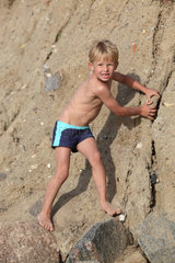 Kaegsdorf  Deutschland  Junge in Badehose am Strand