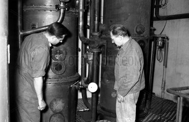 Dresden  DDR  Arbeiter stehen vor zwei Destillationsoefen in der Spirituosenfabrik VEB Bramsch Dresden