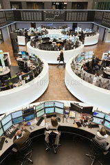 Frankfurt am Main  Deutschland  Aktienhaendler im Handelssaal der Frankfurter Wertpapierboerse