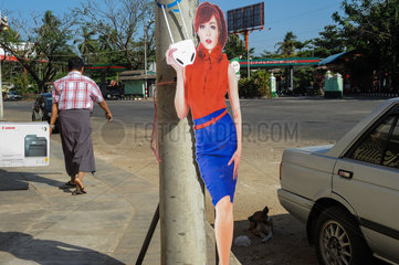 Yangon  Myanmar  Aufsteller aus Pappe vor einer Tankstelle