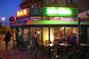 Verdun  Frankreich  eine Bar mit leuchtenden Neonschildern in der Abenddaemmerung