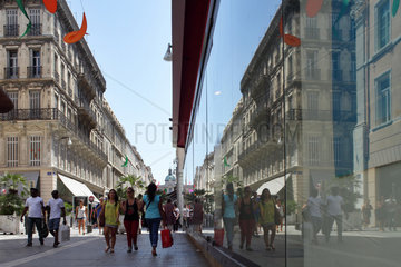 Marseille  Frankreich  Passanten und Geschaefte in einer Einkaufsstrasse