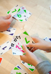 Deutschland  Kinder spielen Uno