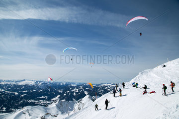 Oberstdorf  Deutschland  Paragleiter und Skifahrer in den Allgaeuer Alpen