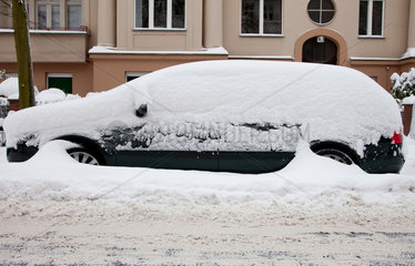 Berlin  Deutschland  parkendes Auto unter einer Schneedecke