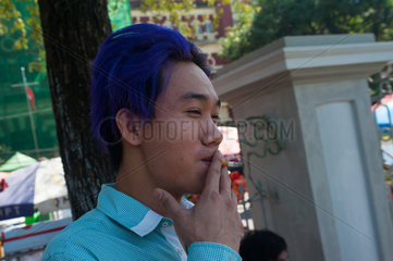 Yangon  Myanmar  Jugendlicher raucht eine Zigarette