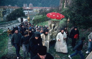 Autonome Moenchsrepublik Athos  griechisch-orthodoxe Moenche des Klosters Iviron bei der Osterprozession