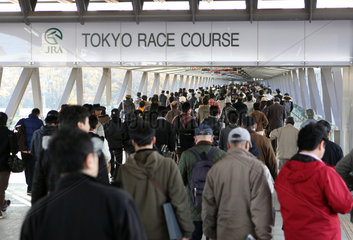 Tokio  Japan  Menschenmenge am Eingang zur Galopprennbahn Fuchu