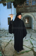 Autonome Moenchsrepublik Athos  Moench des Klosters Timiou Prodromo laeutet zum Gebet