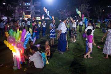 Yangon  Myanmar  Einheimische am Abend im Maha Bandula Park
