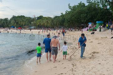 Singapur  Republik Singapur  Asien  Besucher am Palawan Strand auf Sentosa