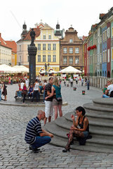 Posen  Polen  Paerchen abends auf dem Alten Markt (Stary Rynek)