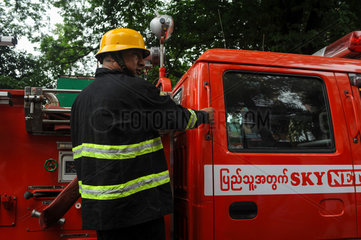 Yangon  Myanmar  Feuerwehr eilt zu einem Einsatz im Zentrum