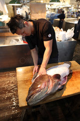 Tokio  Japan  Mann filetiert einen Fisch auf dem Tsukiji-Fischmarkt