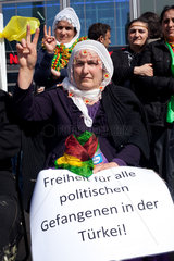 Berlin  Deutschland  Kurdinnen demonstrieren fuer Frieden und Freiheit der Kurden