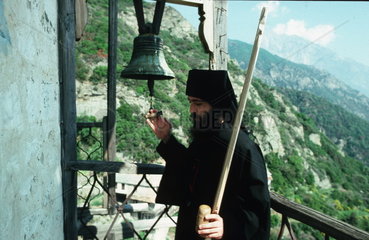 Autonome Moenchsrepublik Athos  Moench des Klosters Simonos Petras laeutet zum Gebet