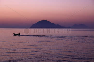 Alicudi  Italien  Blick auf die Inseln Filicudi (links) und Salina bei Daemmerung