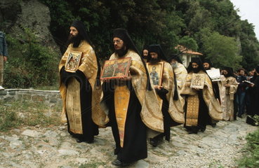 Autonome Moenchsrepublik Athos  griechisch-orthodoxe Moenche bei der Osterprozession