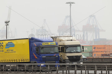 Hamburg  Deutschland  Sattelschlepper auf der Autobahn A7 vor Containerterminals