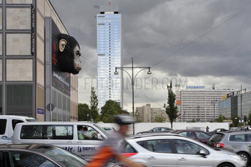 Berlin  Deutschland  ueberdimensionaler Affenkopf an einer Hausfassade am Alex