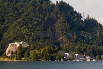 Annenheim  Oesterreich  Blick auf eine Hotelanlage am Ossiacher See
