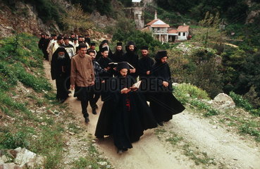 Autonome Moenchsrepublik Athos  griechisch-orthodoxe Moenche bei der Osterprozession