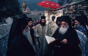Autonome Moenchsrepublik Athos  griechisch-orthodoxe Moenche des Klosters Iviron bei der Osterprozession