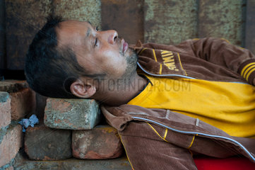 Yangon  Myanmar  ein Mann ruht sich am Strassenrand aus