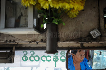 Yangon  Myanmar  Gesicht eines Busfahrers spiegelt sich im Rueckspiegel