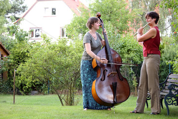 Berlin  Deutschland  Mutter und Tochter musizieren