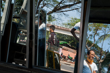 Mawlamyaing  Myanmar  Passanten spiegeln sich in einem Schaufenster