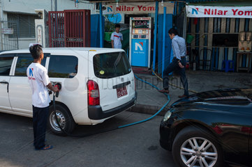 Yangon  Myanmar  ein Tankwart betankt ein Fahrzeug an einer Tankstelle