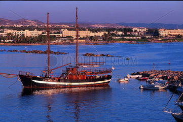 Republik Zypern - Segelschiff im Hafen von Paphos