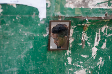 Yangon  Myanmar  Gesicht eines jungen Mannes in einem Spiegel