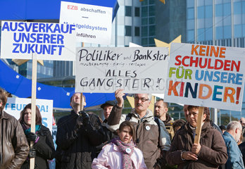 Frankfurt am Main  Deutschland  Anhaenger der Occupy-Bewegung demonstrieren in der Innenstadt