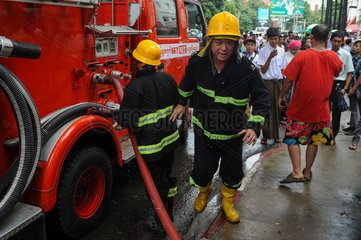 Yangon  Myanmar  die Feuerwehr bei einem Einsatz im Zentrum