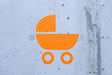 Berlin  Deutschland  Kinderwagensymbol auf einer Betonwand