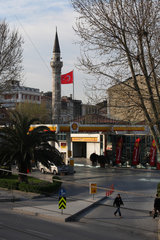 Istanbul  Tuerkei  eine Shell-Tankstelle vor einer Moschee im Stadtteil Bayrampasa