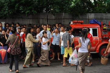 Yangon  Myanmar  Schaulustige beobachten einen Feuerwehreinsatz im Zentrum
