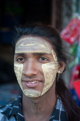 Yangon  Myanmar  Gesicht eines jungen Mannes in einem Spiegel