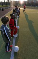 Berlin  Deutschland  Symbolfoto  Kinder beim Fussballtraining