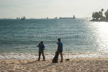 Singapur  Republik Singapur  Asien  Arbeiter am Tanjong Strand auf Sentosa