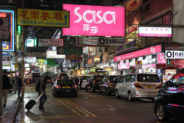 Hong Kong  China  Strassenszene im Stadtteil Causeway Bay bei Nacht