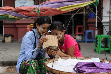 Yangon  Myanmar  Arbeiter in einer Buchbinderei