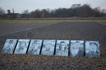 Oranienburg  Deutschland  Fotos von KZ-Haeftlingen auf dem Gelaende der Gedenkstaette und Museum Sachsenhausen