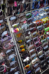 Berlin  Deutschland  Sonnenbrillen werden zum Verkauf angeboten