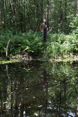 Domsarycy  Weissrussland  ein Angler am Fluss Bjarezina im gleichnamigen Naturschutzgebiet