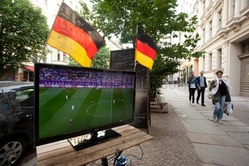 Berlin  Deutschland  Fahnen und Flachbildschirm zur Fussball EM in der Kastanienallee